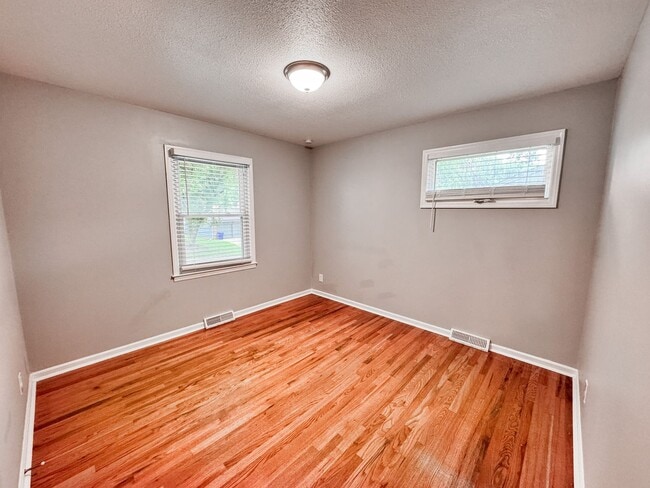 Building Photo - $1,695 - 3 Bed, 2 Bath House in Raytown, MO