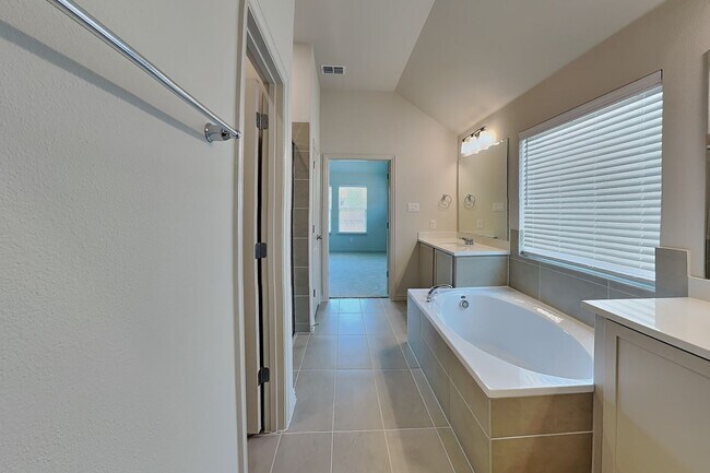 Building Photo - Brand-New Luxury Living in a Prime Fort Worth Location!