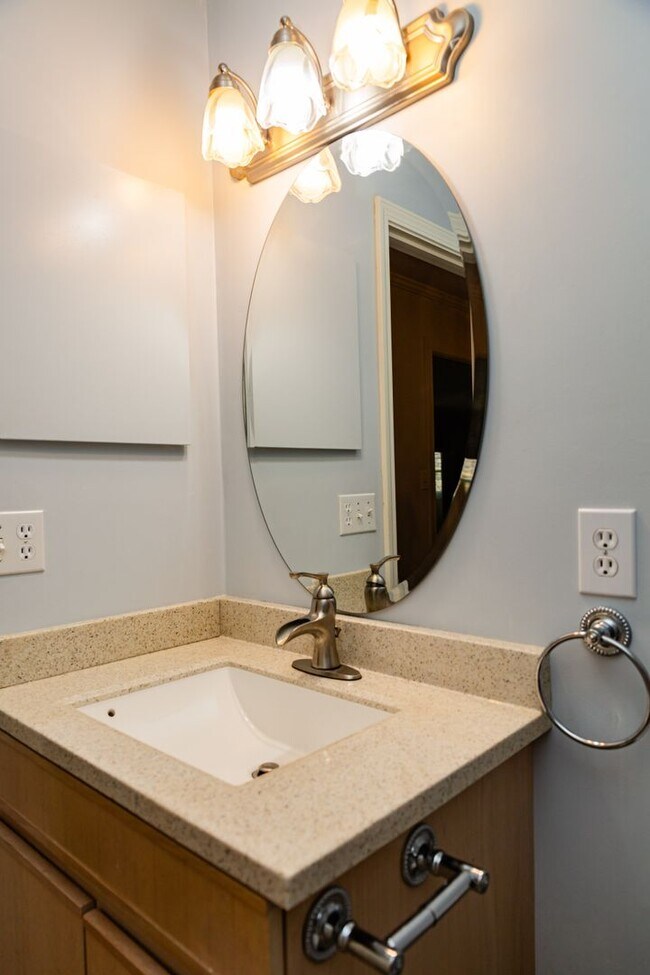 Building Photo - New Listing!