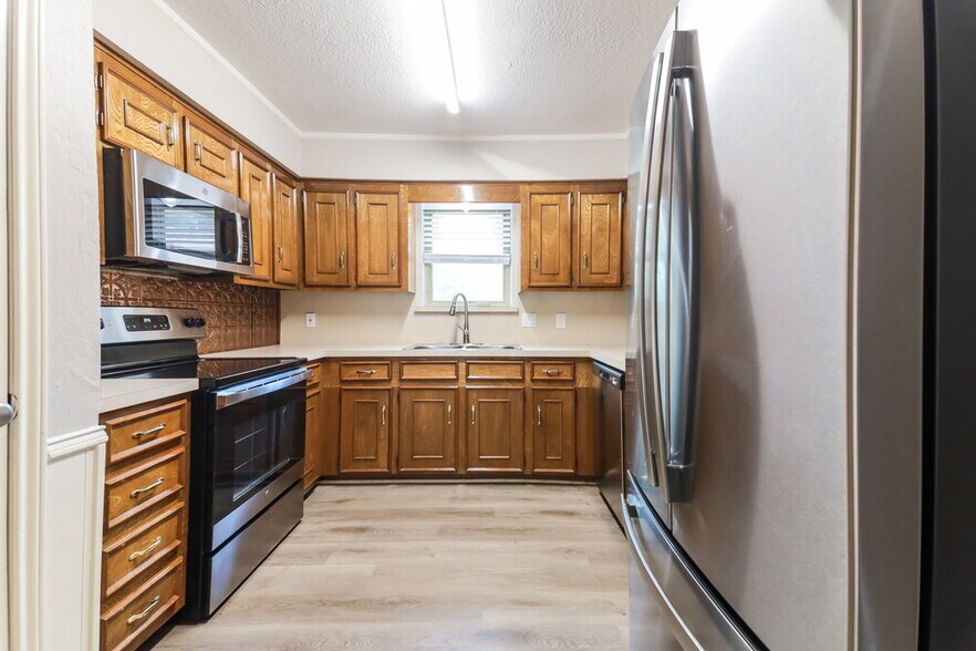 Building Photo - 405 W Marble St