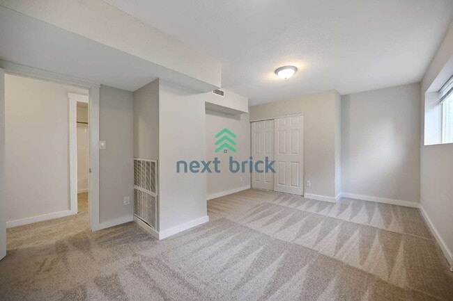 Building Photo - Beautiful remolded Single-family house