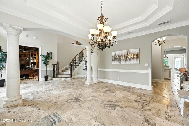 Building Photo - 2061 Crown Dr