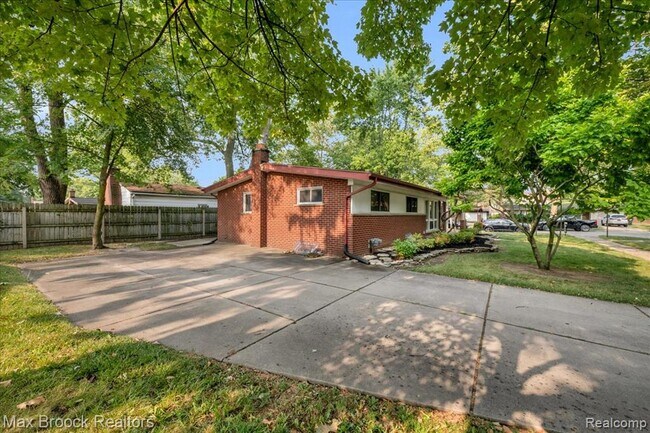Building Photo - 24240 Beverly St