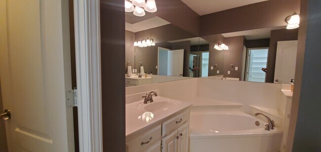 Building Photo - 18257 Springmill Ct