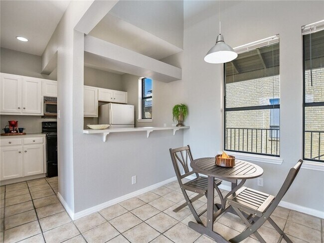 Building Photo - 611 E 45th St