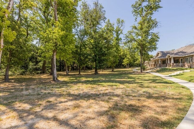 Building Photo - 512 E Akard St
