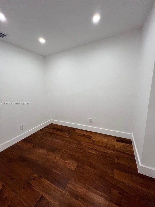 Building Photo - 424 Lavilla Dr