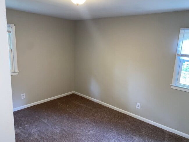 Building Photo - Quaint three bedroom, two bath all electri...