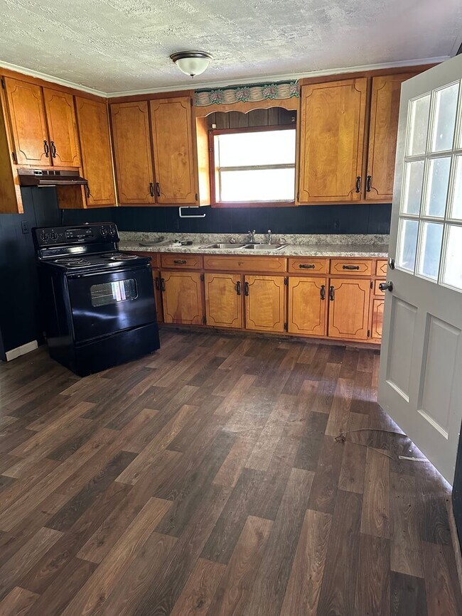 Building Photo - 19465 Mobile Rd