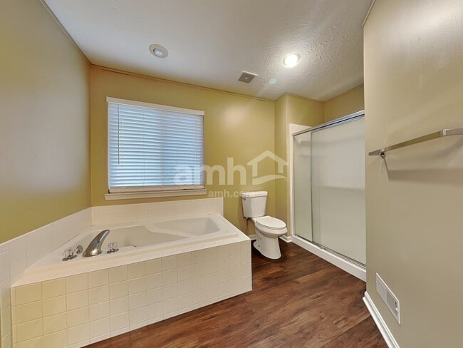 Building Photo - 1889 Bridle Path