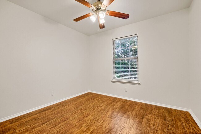 Building Photo - FRESHLY PAINTED  |  OPEN CONCEPT  |  NEAR SCHOOLS & SHOPPING