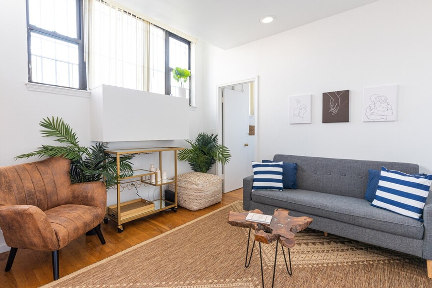 Primary Photo - 735 10th Ave