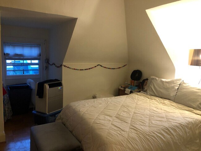 Building Photo - 720 Gladstone Ave