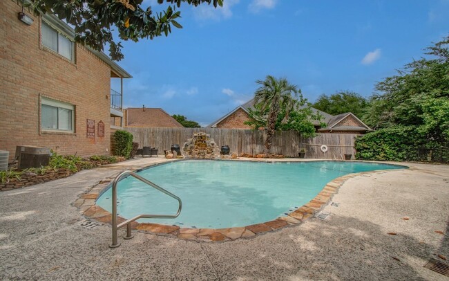 Building Photo - 12400 Overbrook Ln