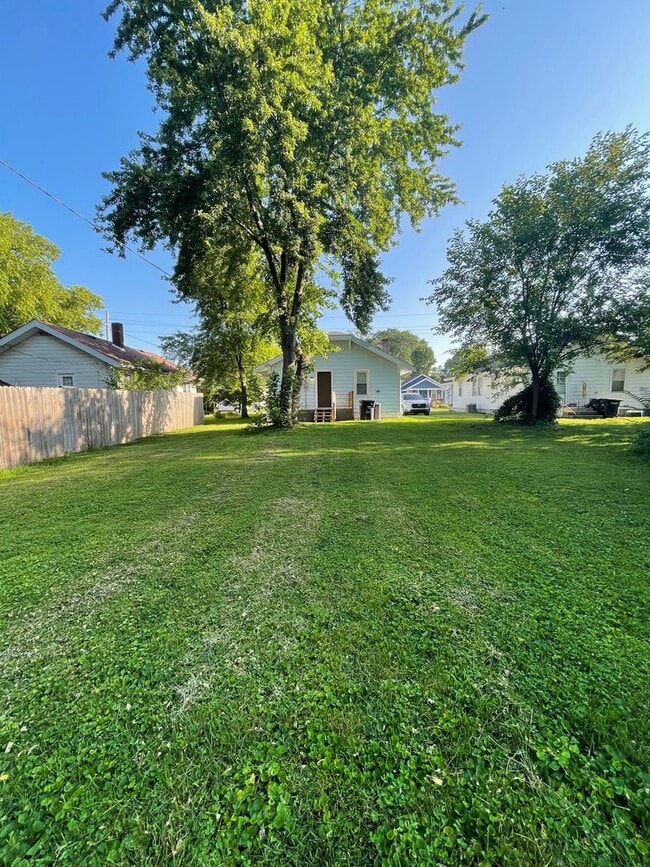 Building Photo - Three Bedroom Single Family Home Near Loeb Stadium