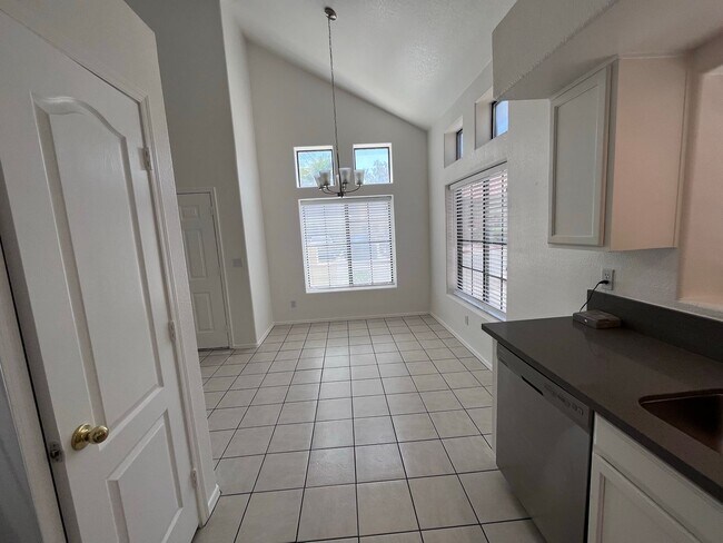 Building Photo - COMING SOON! 3 bed 3 bath Town house with ...