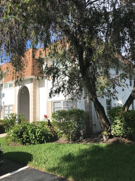 Corner Unit - 213 S McMullen Booth Rd