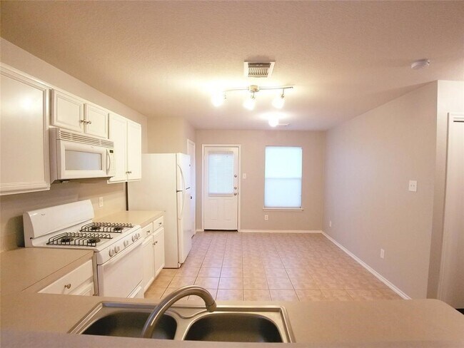 Building Photo - 8138 Forest Glen Dr