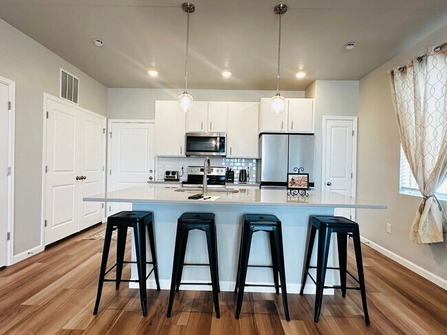 Building Photo - Spacious and Bright Townhome Available Sep...