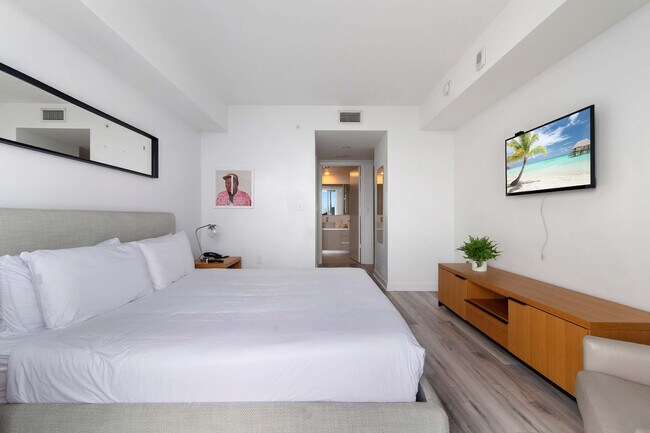 Building Photo - 2602 Hallandale Beach Blvd