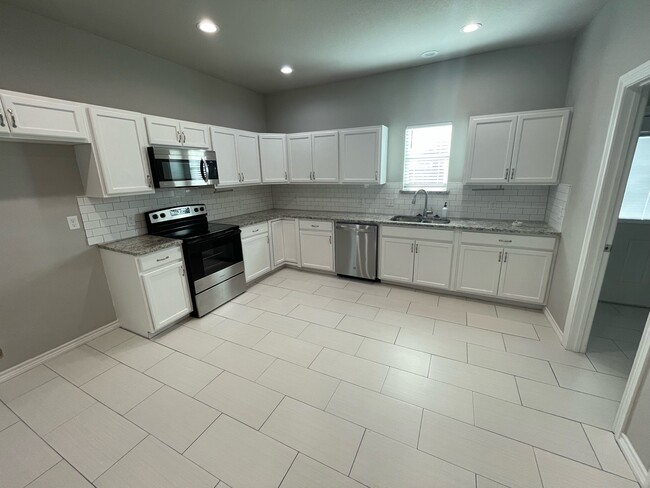 Building Photo - 810 Seven Oaks Rd