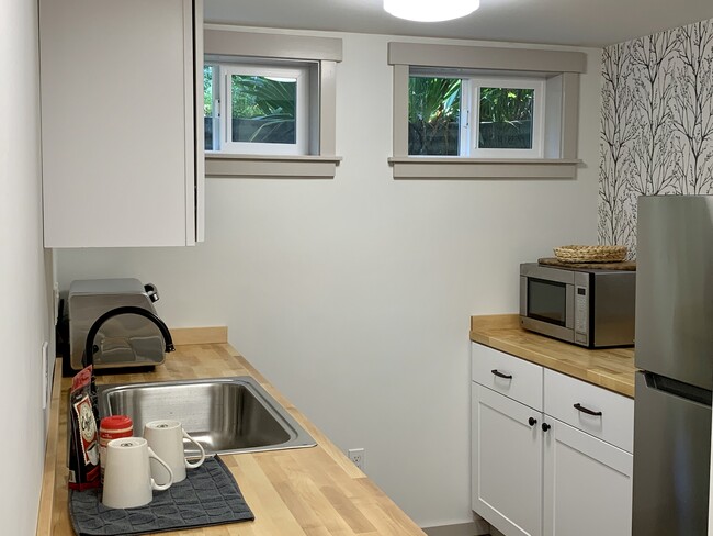 Kitchen w/large sink - 3334 SW Luradel St