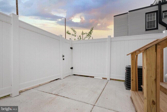 Building Photo - 2550 N Howard St