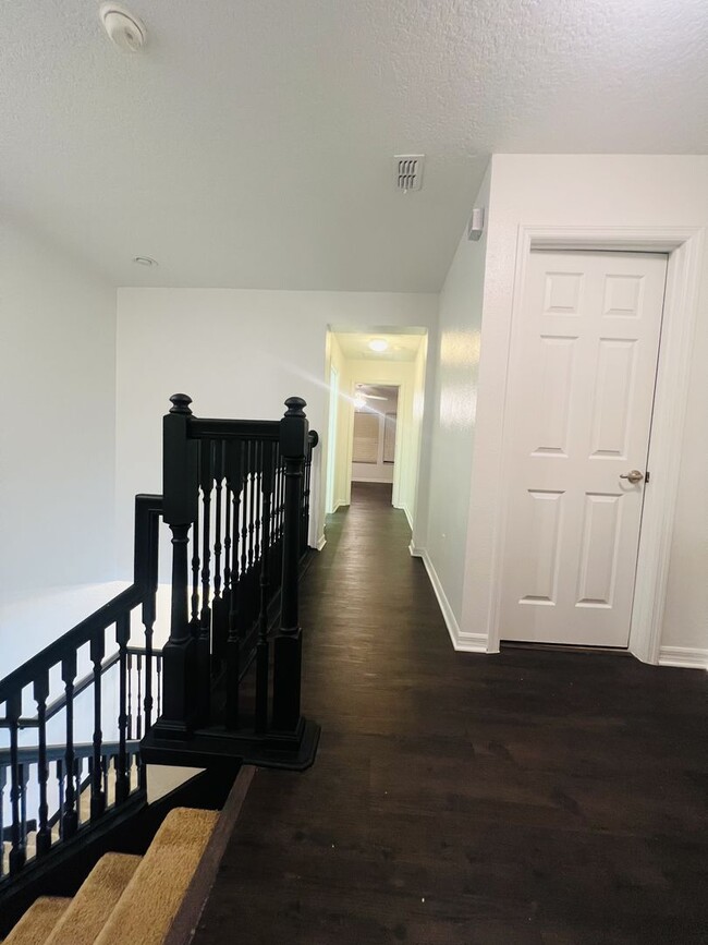 Building Photo - BEAUTIFUL 3 bdrm townhouse in gated commun...