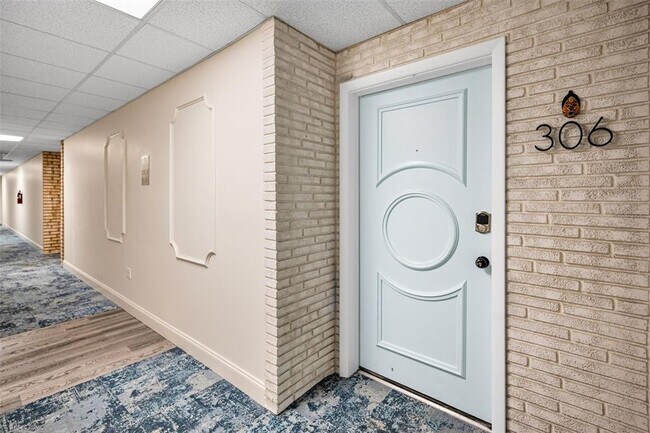 Building Photo - 100 Bluff View Dr