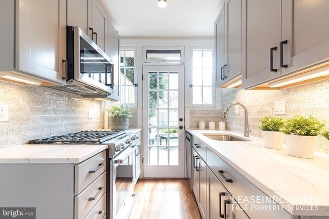 Building Photo - 4434 Reservoir Rd NW