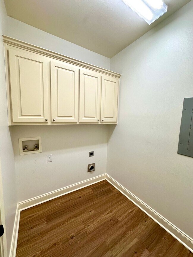 Building Photo - 10723 Hillbrook Ave