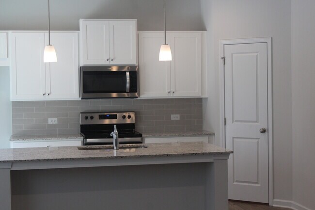 Building Photo - 204 Summerwood Ln