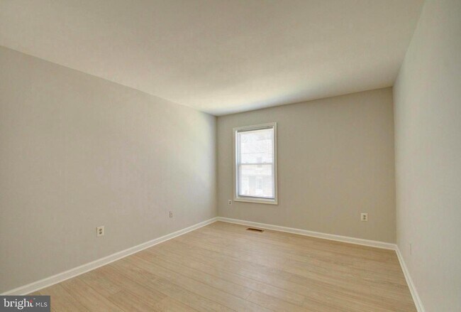 Building Photo - 565 W Diamond Ave