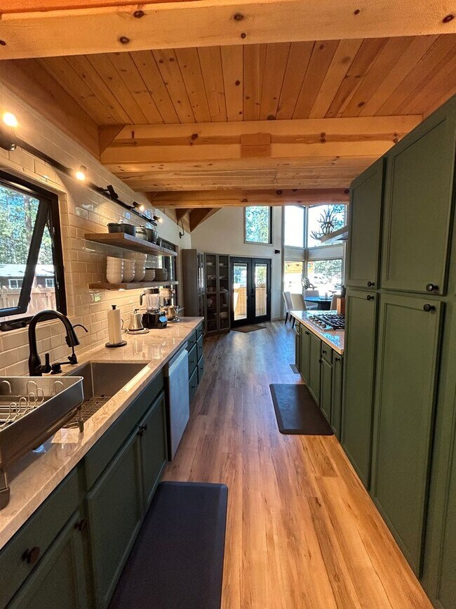 Building Photo - Fully Furnished, Beautifully Remodeled Cha...