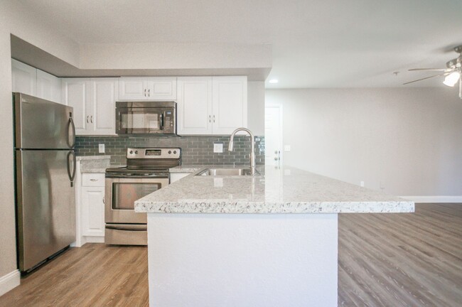 Building Photo - NEWLY UPDATED 2 bedroom 2 bath condo for r...