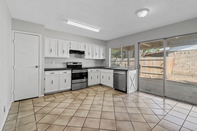 Building Photo - QUAINT AND COZY  3 Bedroom, 2 bathroom Hou...