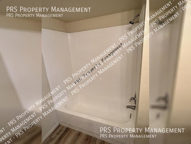 Building Photo - 2652 E Oakleaf Dr