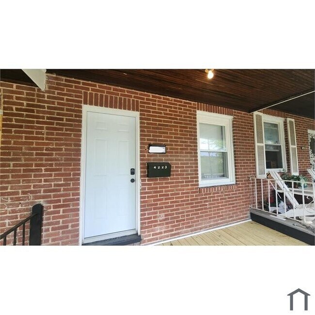 Building Photo - 3 Bedrooom Home 1.5 Bathrooms Move-In-Ready