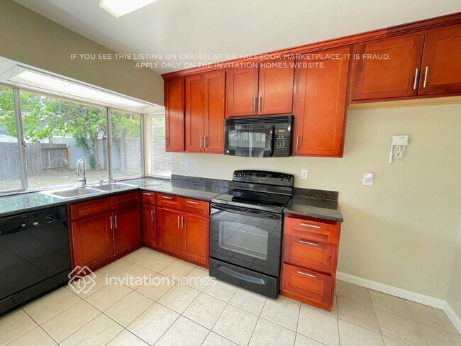 Building Photo - 1385 Meadowlark Dr