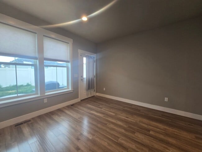 Building Photo - 2 bedroom 2.5 Bathroom Townhome