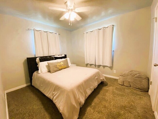 Building Photo - 1100 Elmhurst St