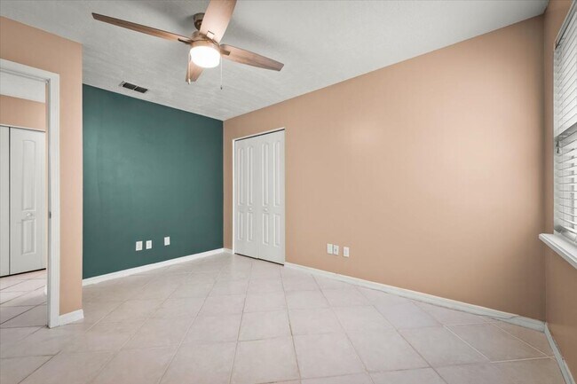 Building Photo - Beautiful 4BR Home with Fireplace, Screene...