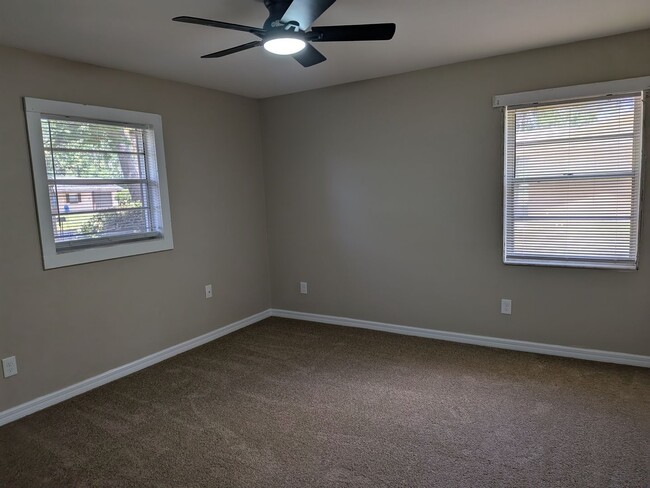 Building Photo - Crystal River 3/2/1 located near US 19 and...