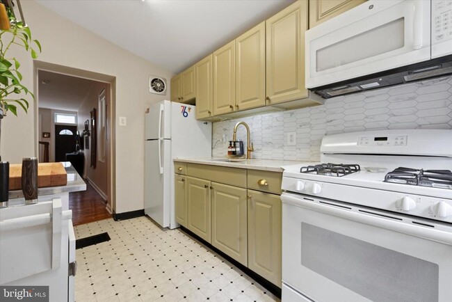 Building Photo - 1233 E Colona St