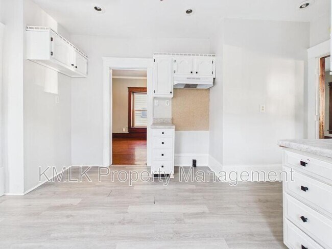 Building Photo - 701 Kling St