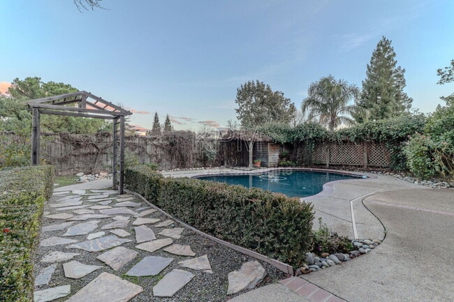 Building Photo - 2326 Carriage Dr