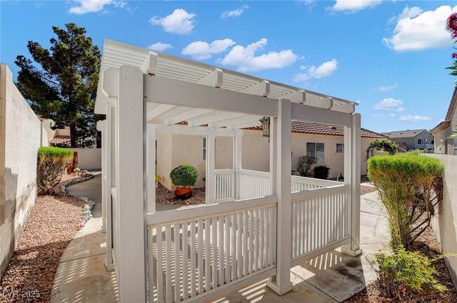 Building Photo - 9740 Bootstrap