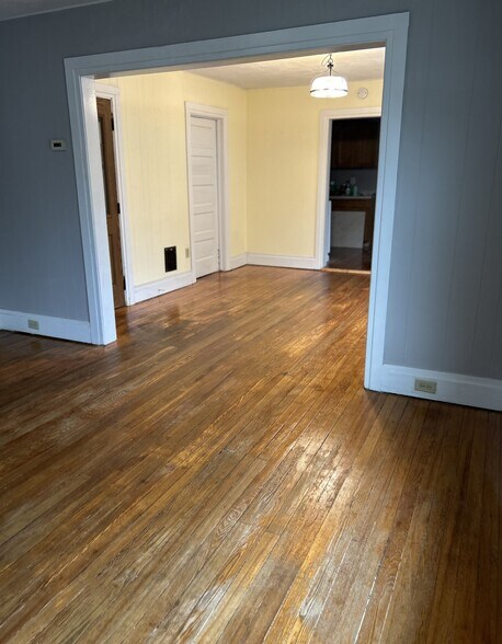 Livingroom looking into Dinigroom - 31 Dix Ave