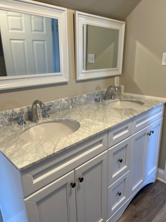 Building Photo - 140 W Evergreen St