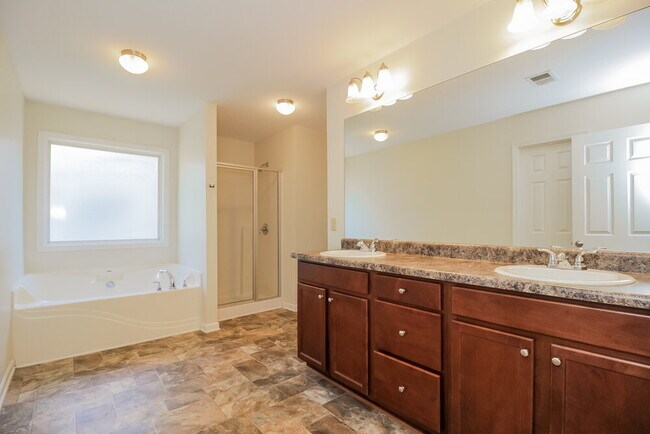 Building Photo - 25 Oakbrook Dr